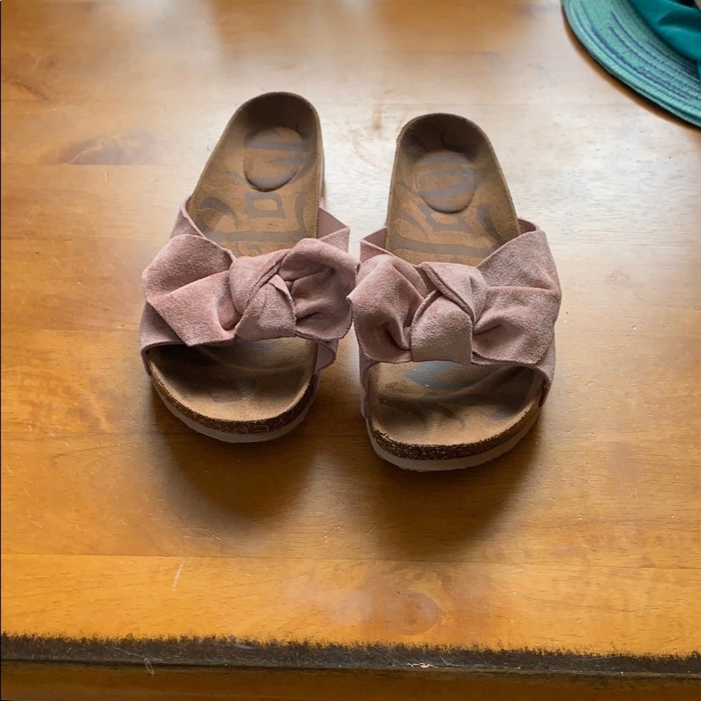 Pink bowed slides